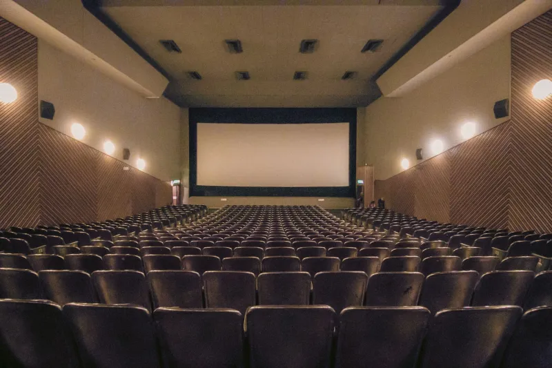 Lights Up, Lobby Time: The Forgotten Pause That Made Movies a Real Event